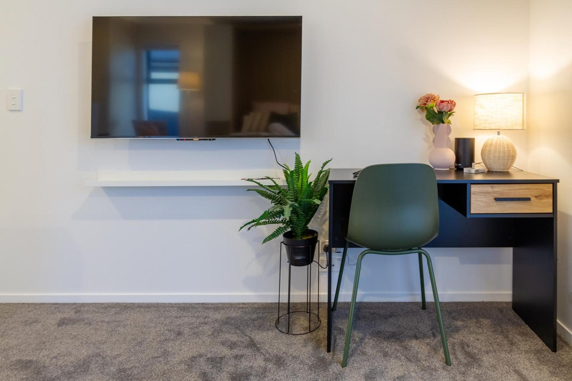 Luxury Studio With Balcony - Close To Supermarket Christchurch Exterior foto